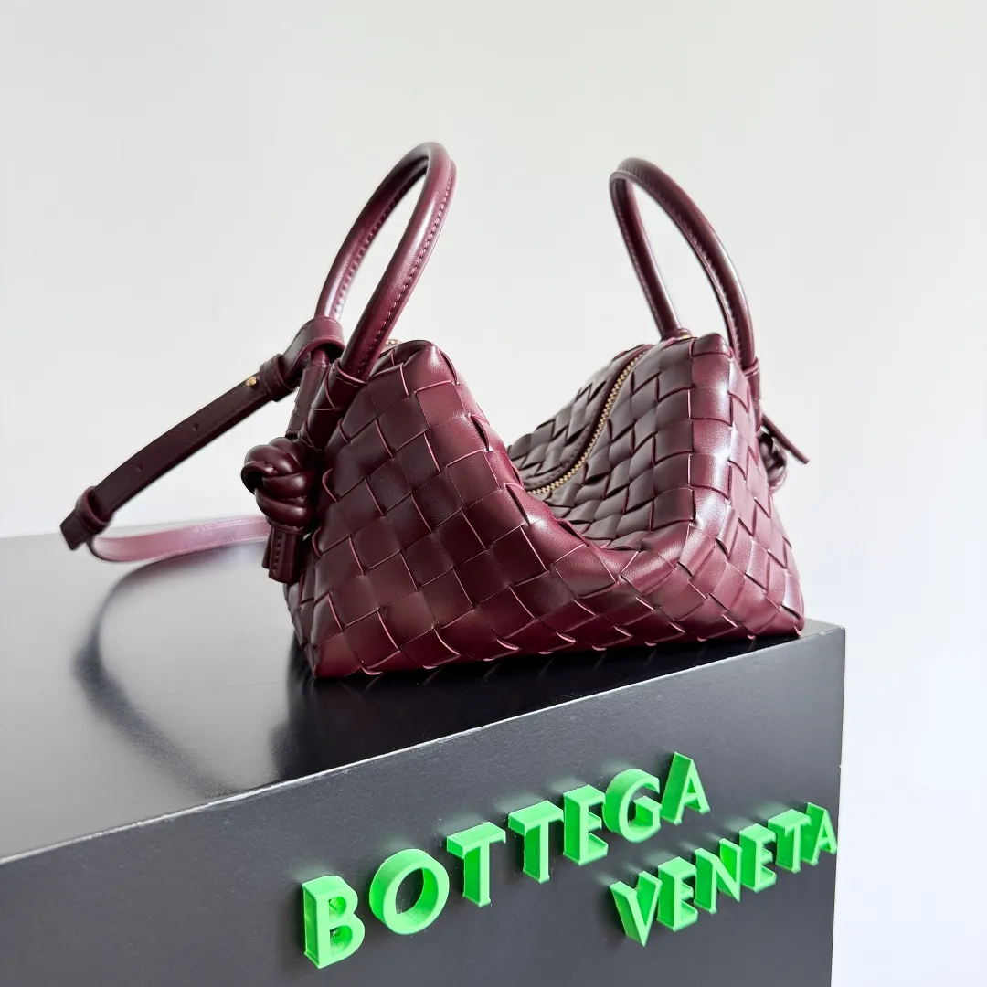 Batch 1360 BOTTEGA VENETA 2024 new loop is here! ! Many girls who like BV have owned the Loop bag. It has a simple appearance, classic weaving, and a compact and lightweight bag shape. This innovation continues the "camera bag" shape. Unlike the traditional Loop bag, which can only be worn as a crossbody bag, this innovation It can be carried by hand or cross-body, satisfying both the concave shape and daily needs. The oversized buckle can be folded and used as a handle. The sultry heat in summer ☀️ usually reduces people's desires. Having a lightweight bag will greatly enhance the happiness of traveling🫧 Style number: 796615 Size: 19*12*9cm
